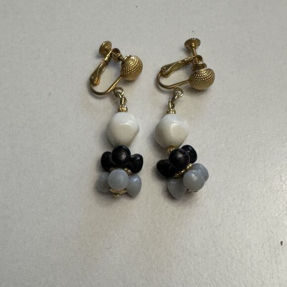Hobé Screw Back Dangle Earrings White/Gray Bead Cluster Gold Tone 1.5 Inch - Picture 7 of 7
